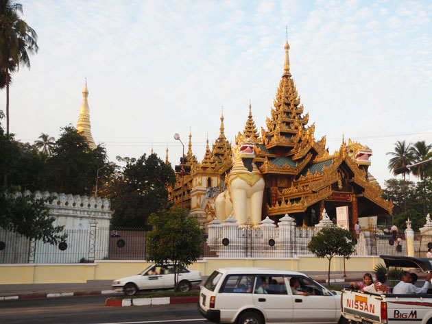 Jedan od 4 ulaza u Shwedagon pagodu u  Yangonu.