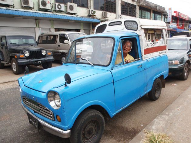 Taxi u Burmi, plaćaš jedno mjesto, a može se ugurati cijela grupa.