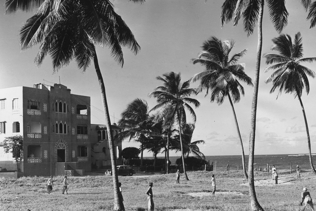circa 1940:  Children playing baseball under palm trees on the Puerto Rican coastline.  (Photo by Three Lions/Getty Images)