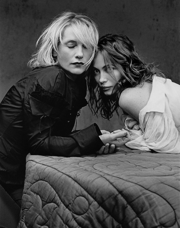 8 femmes (Isabelle Huppert et Emmanuelle Beart, photo Kate Barry) 83 MO copie