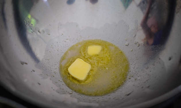 Prije negoli procijedite tijesto zagrabite pola šalice vode u kojemu se kuha, izlijte u posudu u kojoj ćete začiniti tijesteninu, dodajte maslac i...