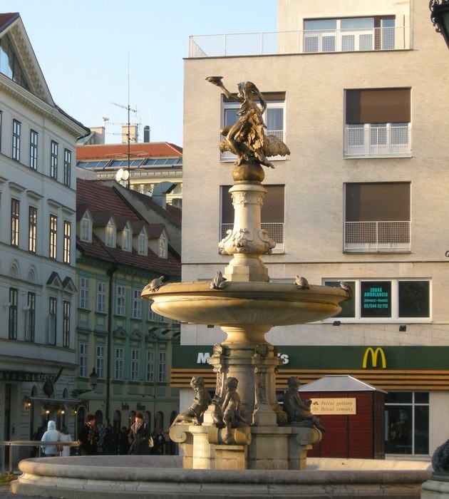 1 Ganymedova fontana ispred narodnog kazališta