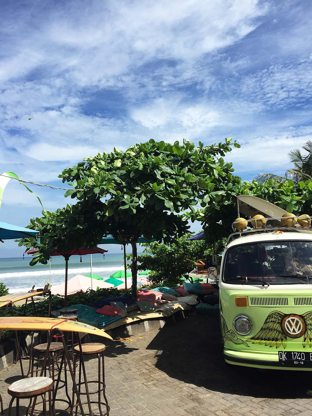 Plaže u Kuti, Seminyaku i Canggu rezervirane su uglavnom samo za surfere jer su valovi i struje prejaki za kupanje. Surfersku dasku može iznajmiti svatko pa se satima boriti s valovima.