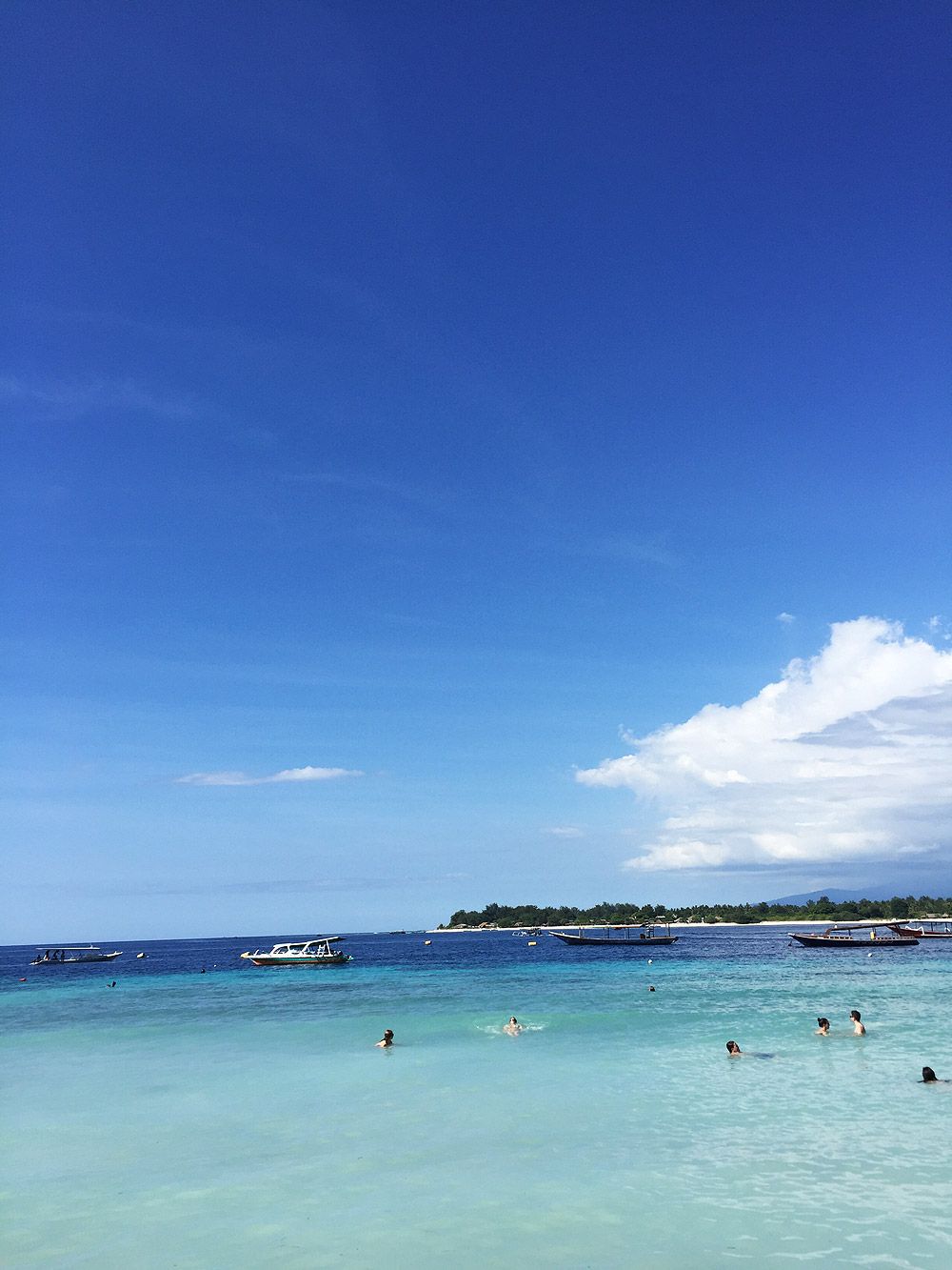 Ovisno o mjestu boravka, razlikovat će se i plaže. Kristalno plavo more i bijeli pijesak nalazi se na otocima Gili, raju za opuštanje, ronjenje i surfanje.