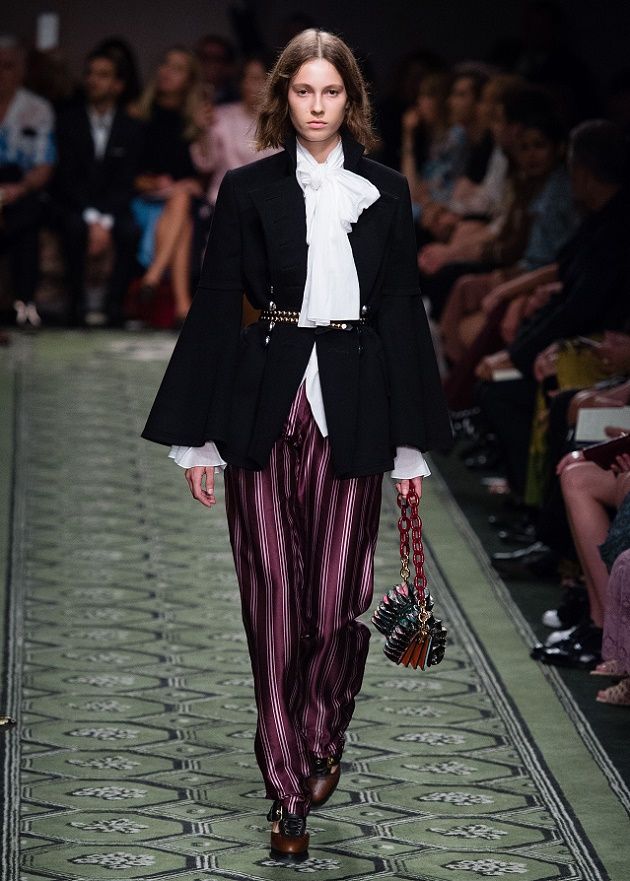 LONDON, ENGLAND - SEPTEMBER 19: A model walks the runway at the Burberry runway show during London Fashion Week Spring/Summer collections 2017 on September 19, 2016 in London, United Kingdom. (Photo by Jeff Spicer/Getty Images)