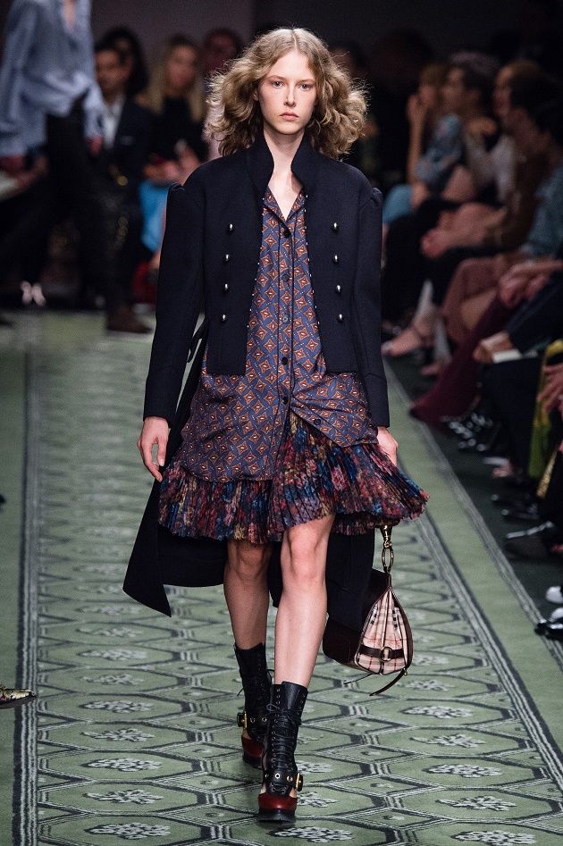 LONDON, ENGLAND - SEPTEMBER 19: A model walks the runway at the Burberry runway show during London Fashion Week Spring/Summer collections 2017 on September 19, 2016 in London, United Kingdom. (Photo by Jeff Spicer/Getty Images)