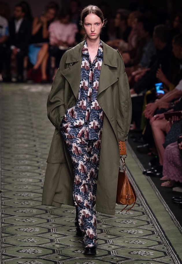 LONDON, ENGLAND - SEPTEMBER 19: A model walks the runway at the Burberry runway show during London Fashion Week Spring/Summer collections 2017 on September 19, 2016 in London, United Kingdom. (Photo by Jeff Spicer/Getty Images)