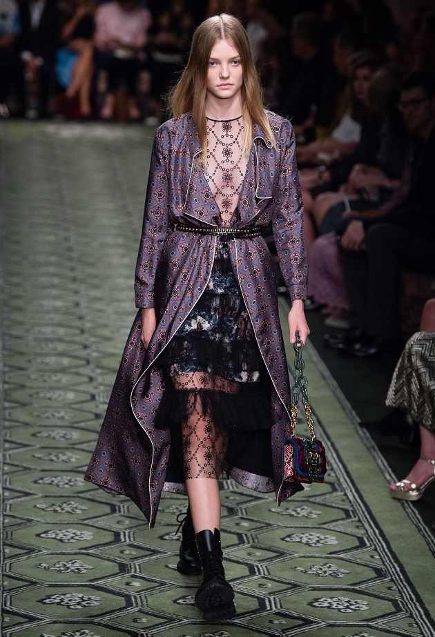 LONDON, ENGLAND - SEPTEMBER 19: A model walks the runway at the Burberry runway show during London Fashion Week Spring/Summer collections 2017 on September 19, 2016 in London, United Kingdom. (Photo by Jeff Spicer/Getty Images)