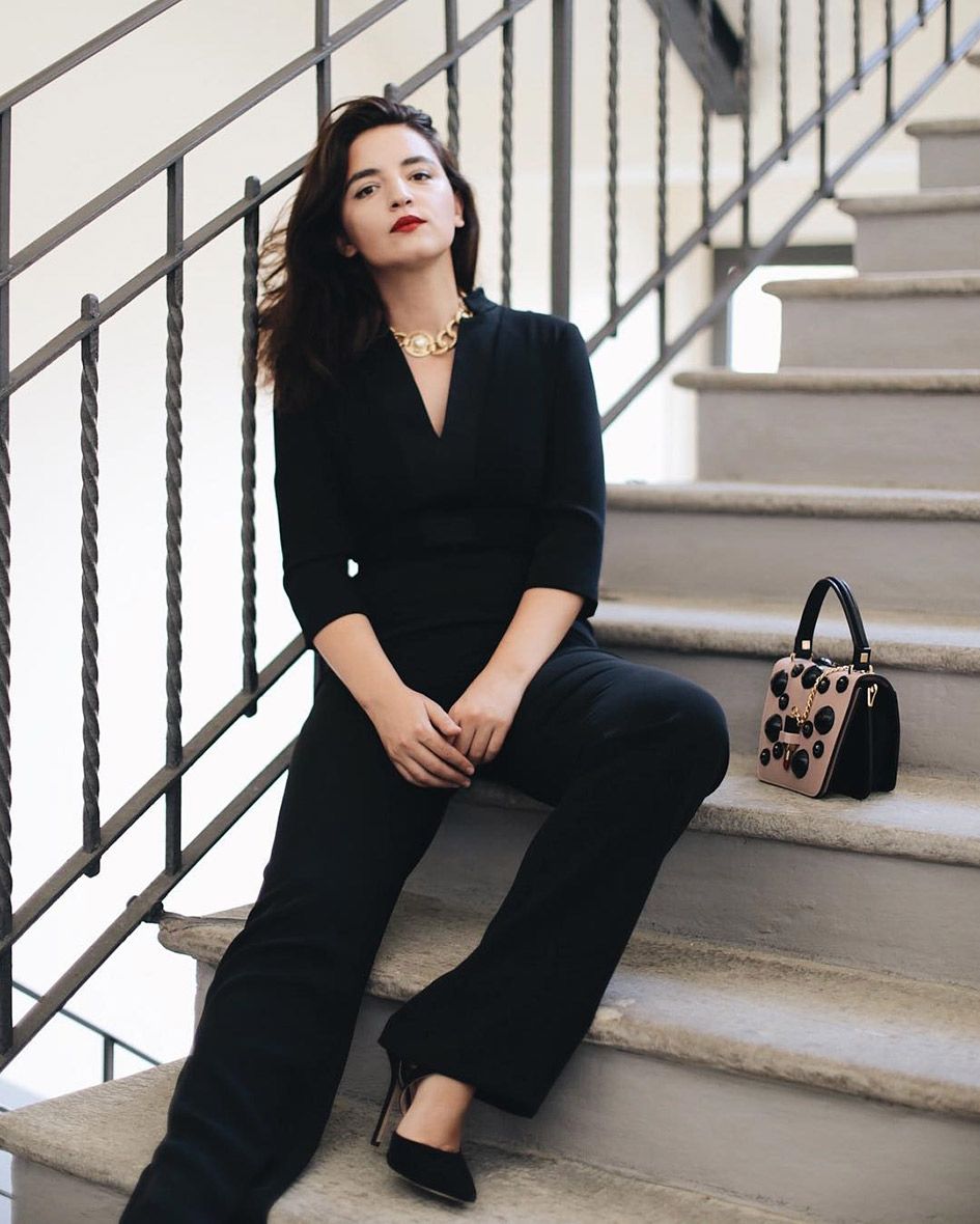 Blogerica Anja Tufina nosi klasični crni kombinezon