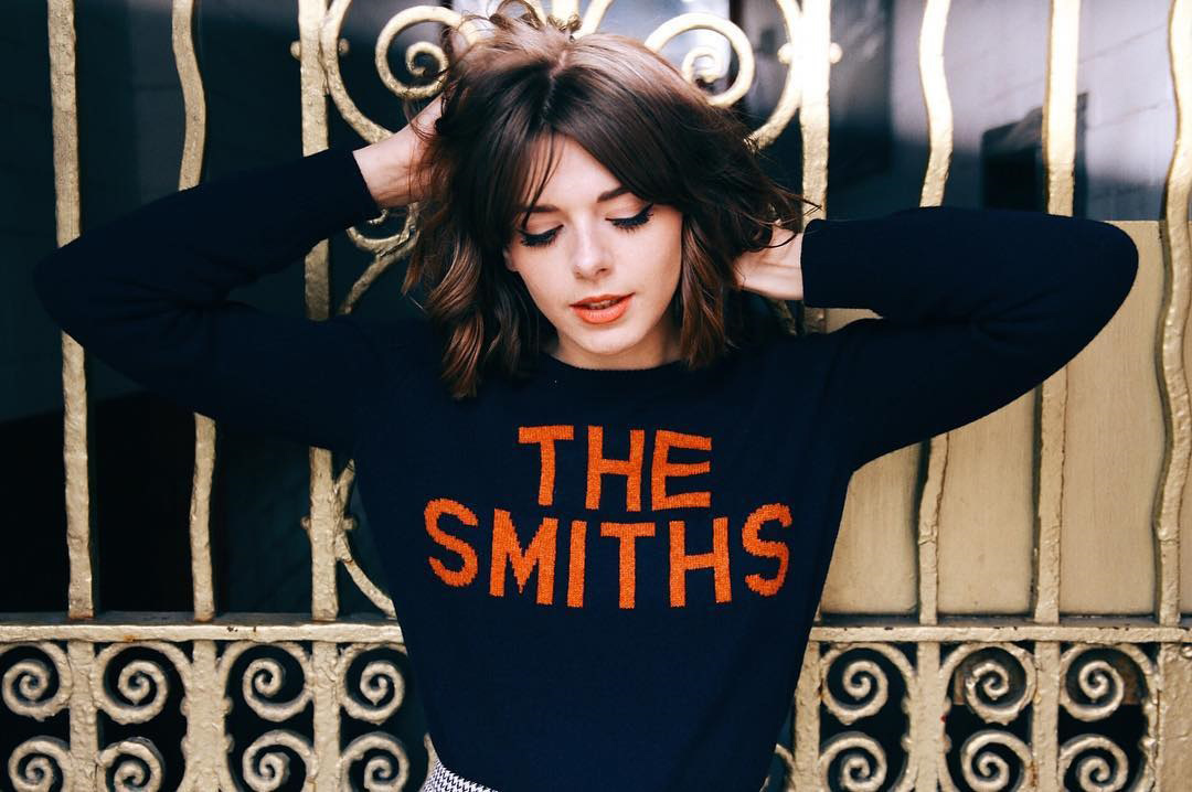 Blogerica Sophia nosi džemper s The Smiths natpisom