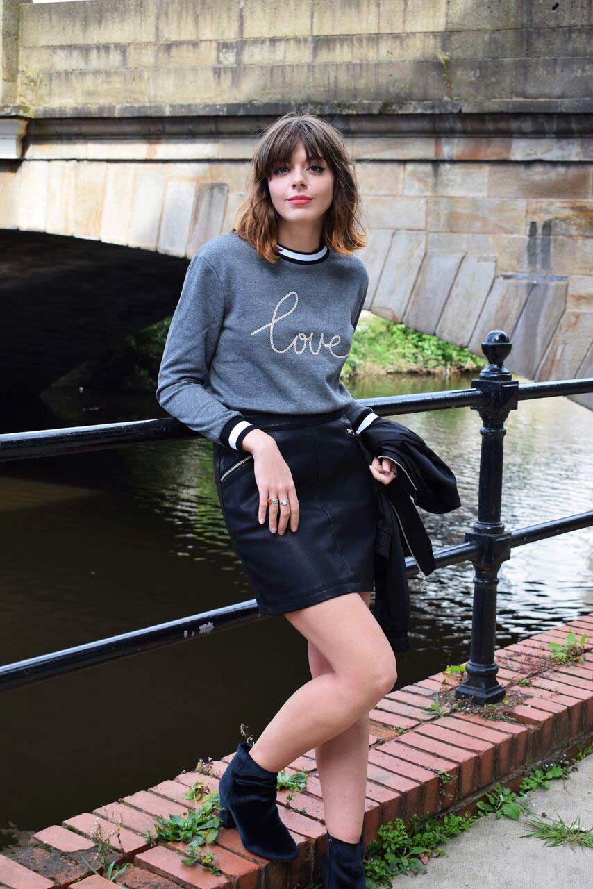 Blogerica Sophia nosi džemper s natpisom