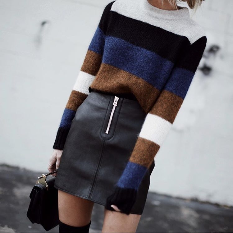 Kombinacija pulover kožna suknja