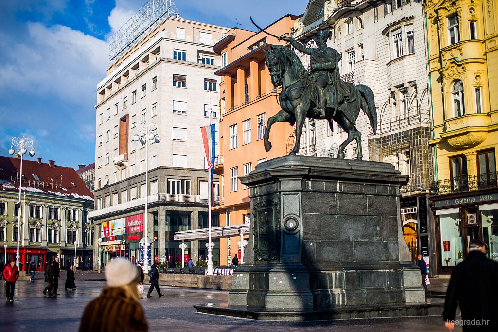 Trg bana Josipa Jelačića – glavni zagrebački trg, ne treba više pojašnjenja