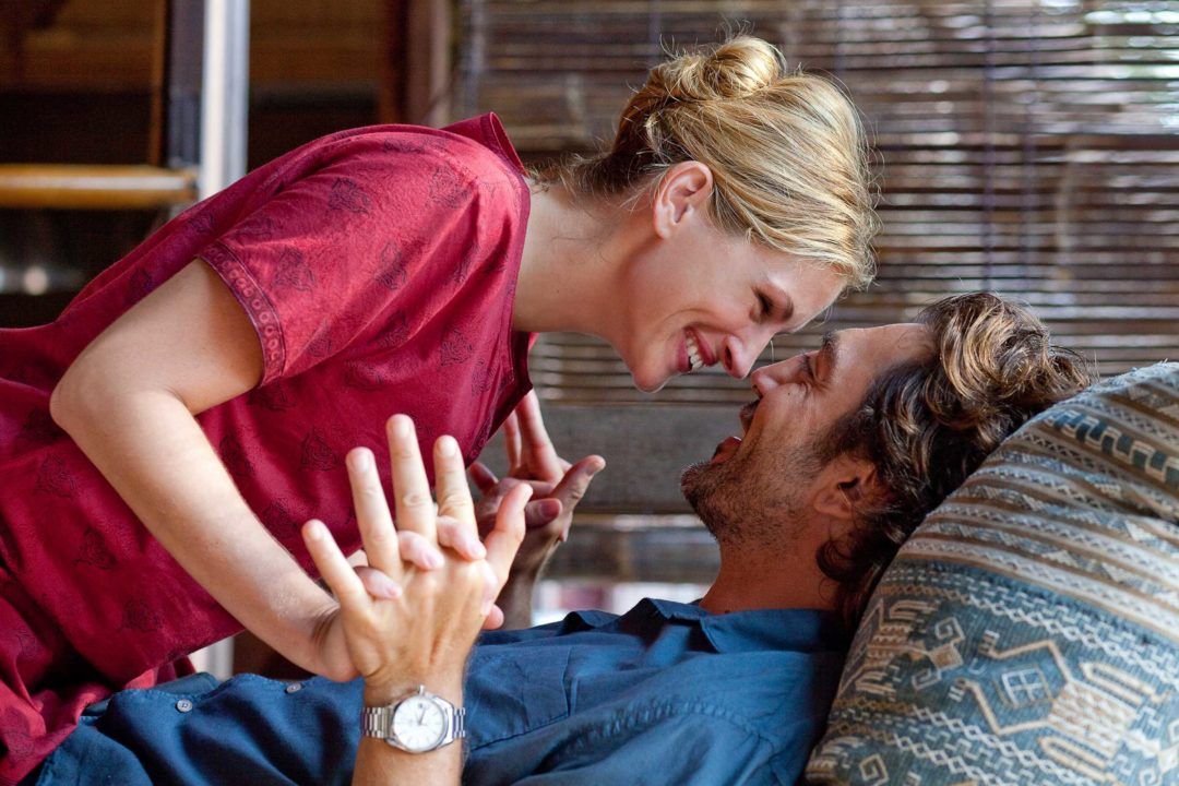 Julia Roberts as "Elizabeth Gilbert" and Javier Bardem as "Felipe" in Columbia Pictures' EAT, PRAY, LOVE.