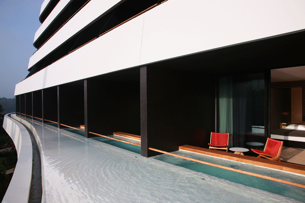 16 rooms offer an exclusive experience of a private massage pool (2)