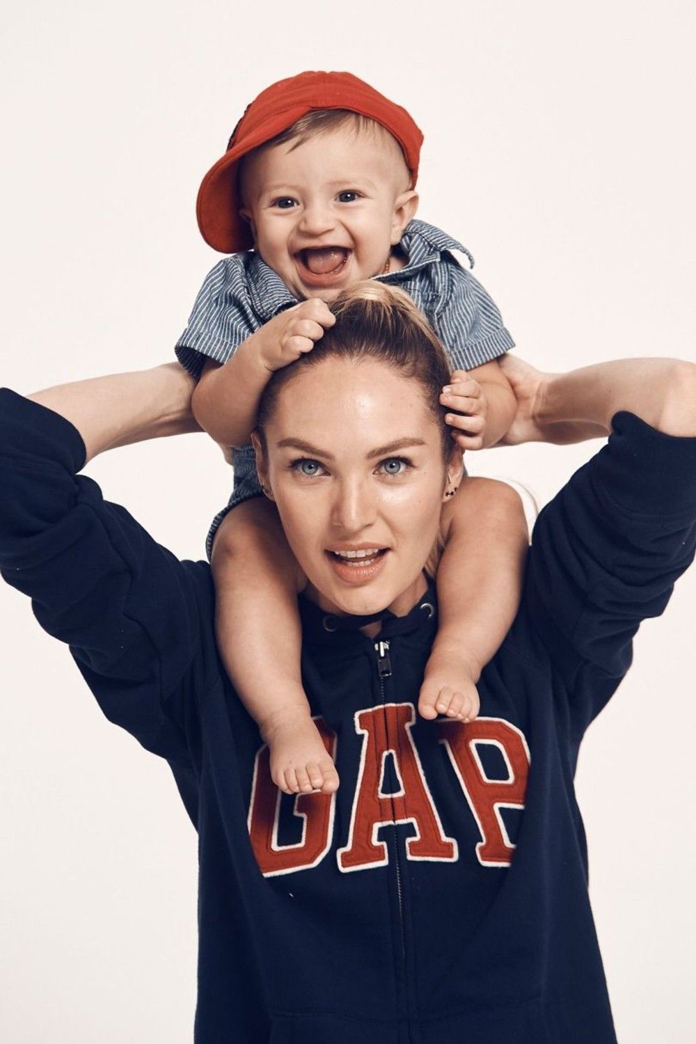 candice-swanepoel-is-samen-met-haar-zoon-te-zien-in-een-gap-campagne-8904