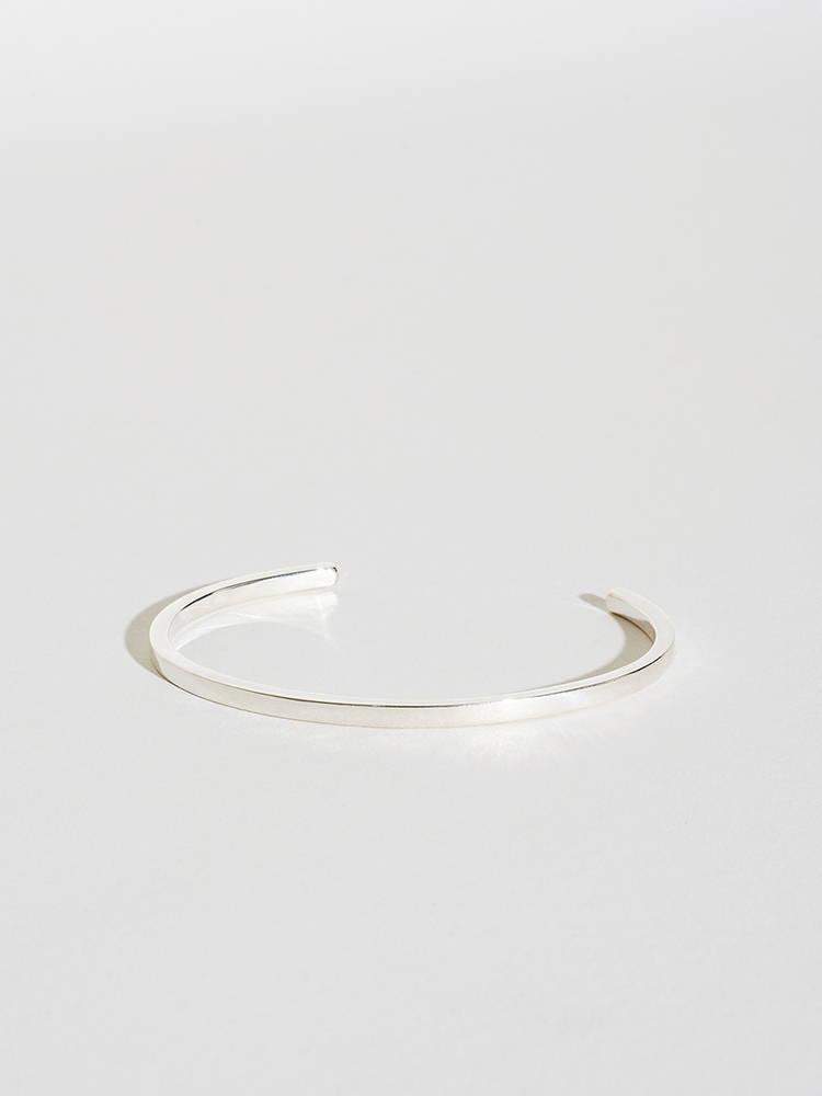 J Hannah minimalistički nakit