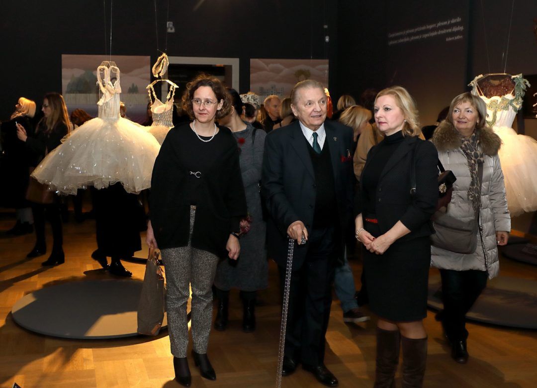 Nina Obuljen Koržinek, Jelko Yuresha i Dubravka Brezak Stamać u razgledu izložbe