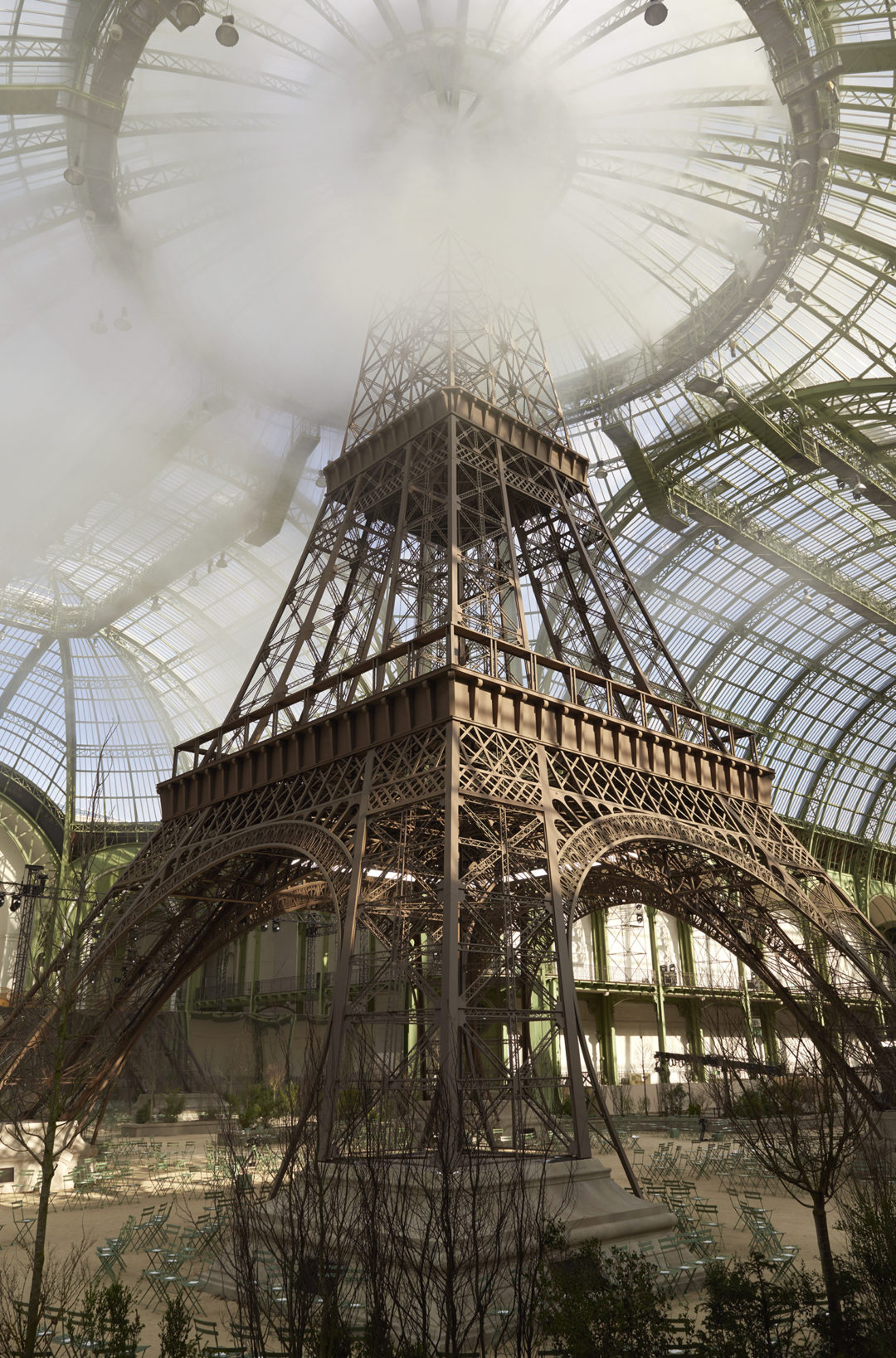 03_CHANEL_COLLECTION_HC_AH_2017_18_CHANEL_TOWER_OLIVIER_SAILLANT_LD