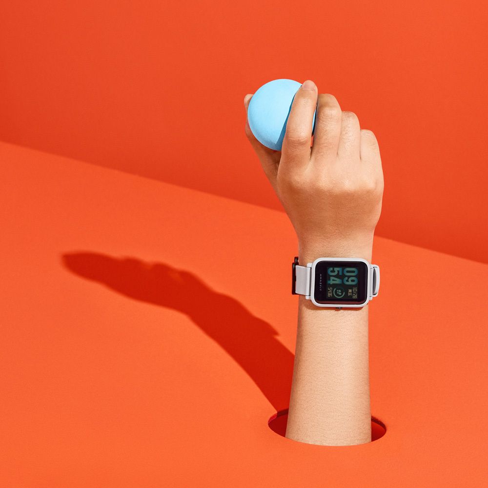 amazfit_bip_smartwatch_white_cloud_hand