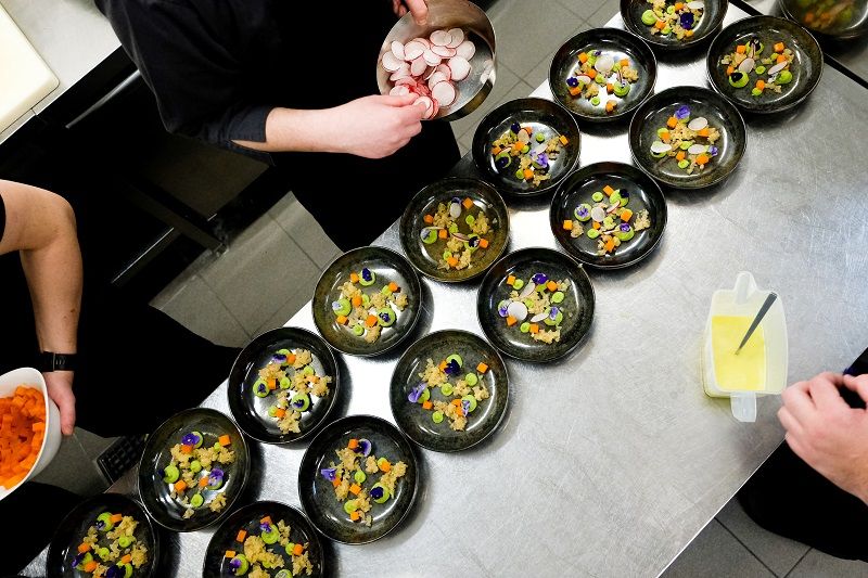 Ceviche od susenog brancina, krema od graska, mrkva, rotkvica, emulzija Chiavalon maslinovog ulja i narance