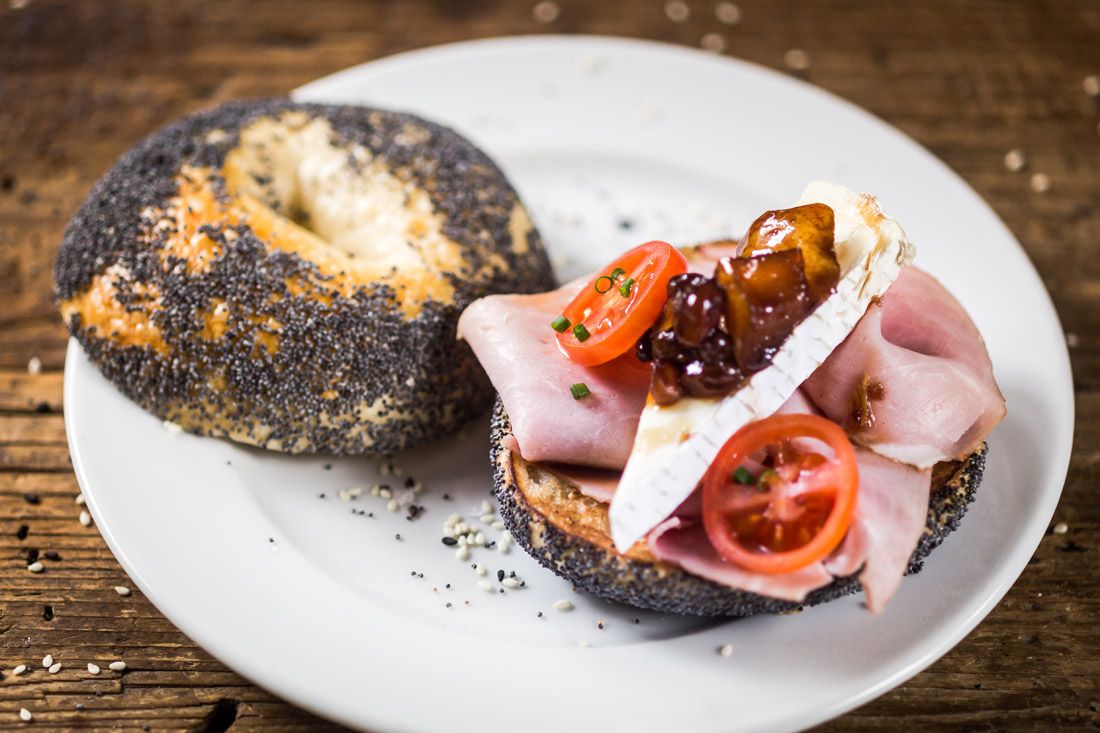 Bagel i prosciutto cotto & brie sir sa chutneyem od kruške i grožđica