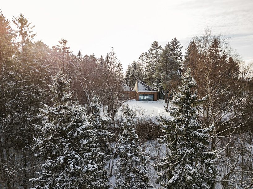 kuu-muraste-estonia-cottage-designboom-09