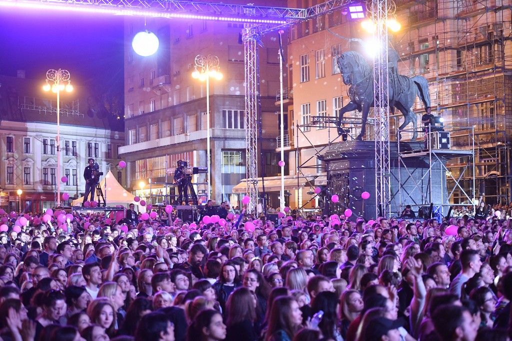 Zagreb, 140414. Trg bana Josipa Jelacica. Koncert Tonyja Cetinskog u povodu drugog rodjendana Magente 1 Hrvatskog Telekoma. Na fotografiji: publika. Foto: Boris Kovacev / CROPIX