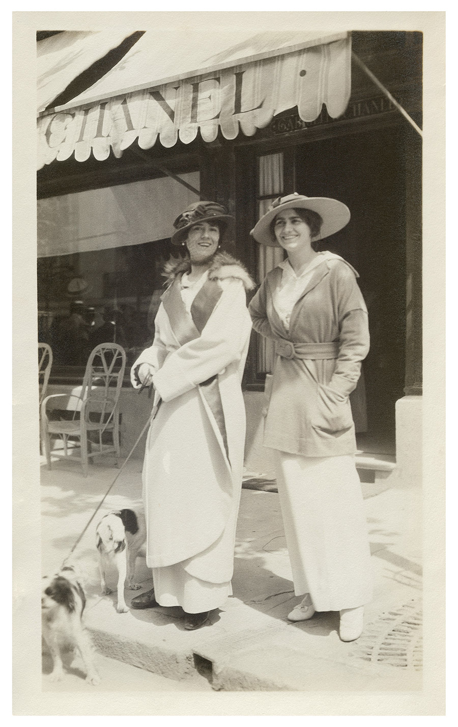 Gabrielle Chanel s tetom Adrienne ispred CHANEL dućana u Deauvilleu, 1913