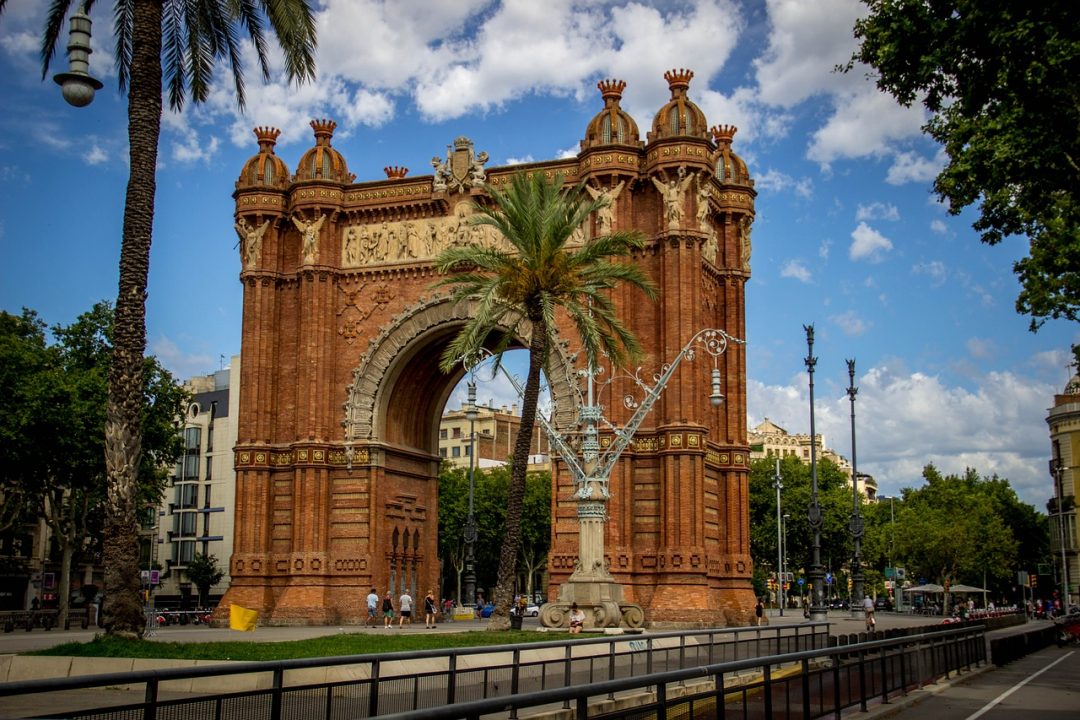 Barcelona goli turisti na ulicama grada i trgovinama slike