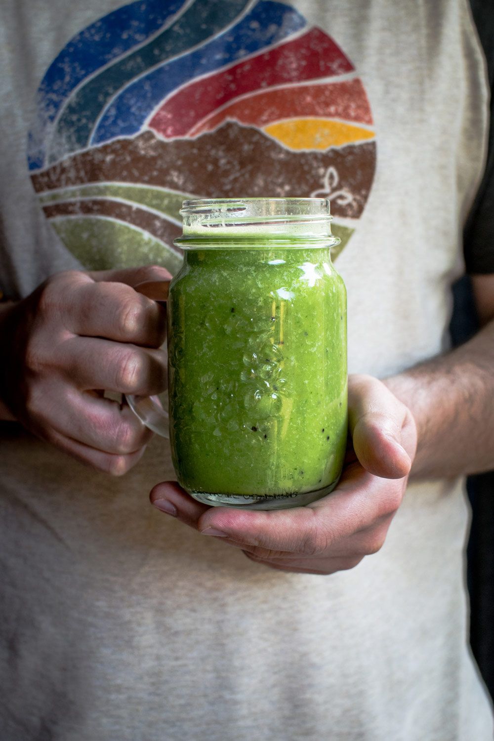 muškarac sa zelenim smoothiem
