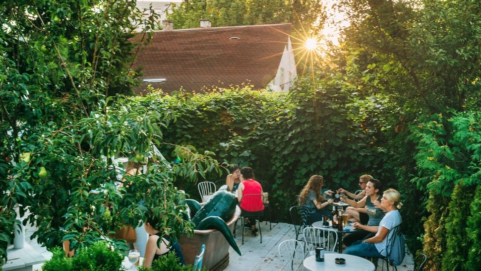 A most unusual garden dobio je novu terasu i još veću kućicu na drvetu