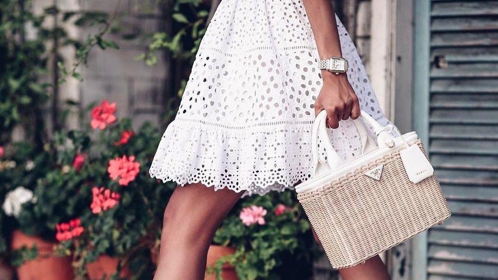 Bijela čipkasta haljina je sve što vam treba za vrući ljetni dan