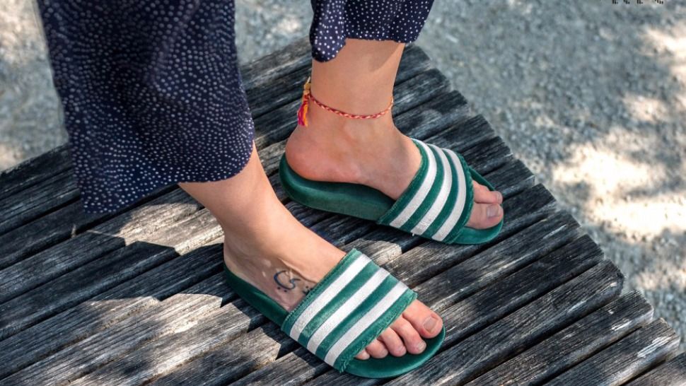 Popularne adidas Adilette u raskošnom baršunu