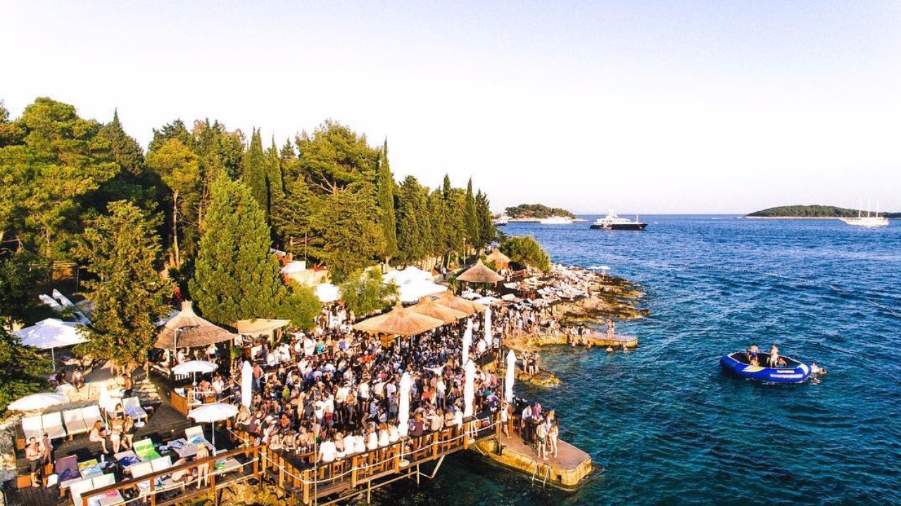 Beach klubovi na Jadranu koje možete posjetiti ovog ljeta