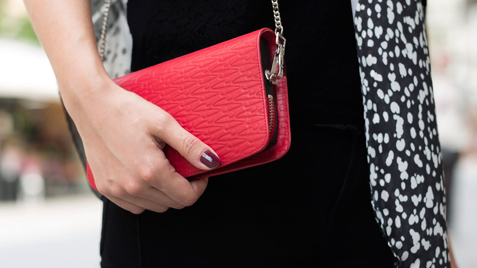 Mala crvena torba: modni dodatak za svaki ormar