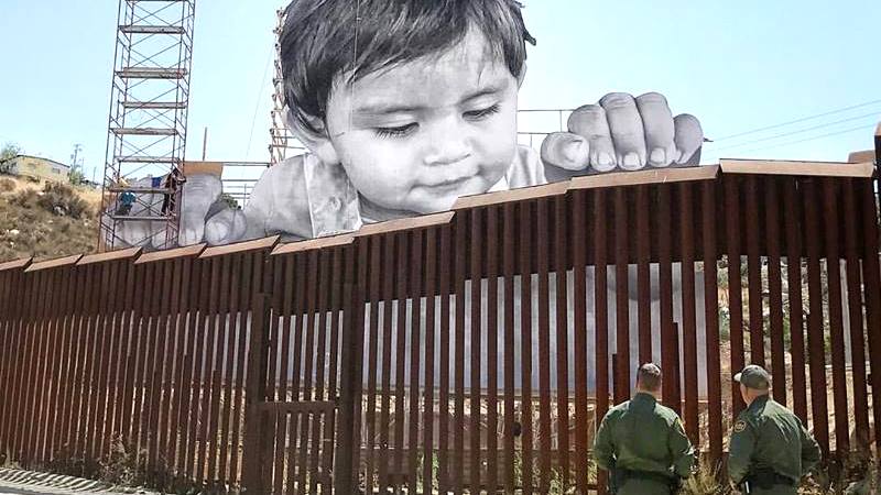 Velika street art instalacija na zidu meksičko-američke granice