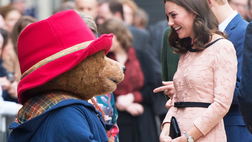 Kate Middleton prvi put pokazala trudnički trbuščić