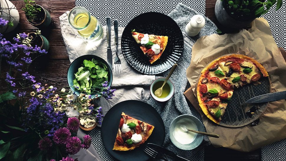 Pizza od palente s rajčicom i mozzarellom