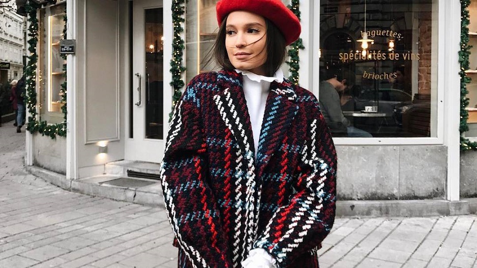 Karirani kaput iz H&M-a koji stalno viđamo na Instagramu