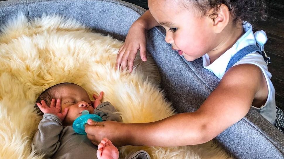 Chrissy Teigen podijelila prvu zajedničku fotografiju svojih mališana