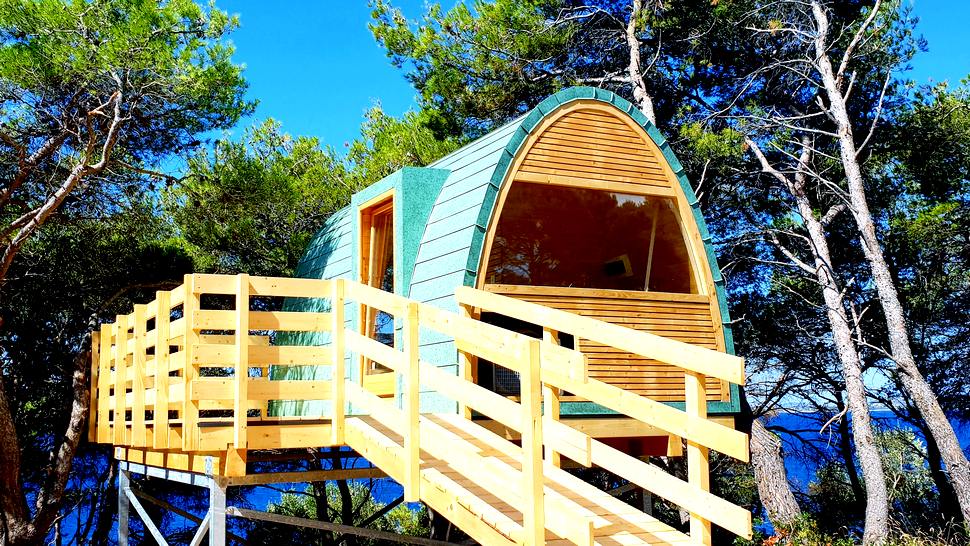 Kućica na drvetu svega 8 metara od mora na jednom od zanimljivijih hrvatskih otoka