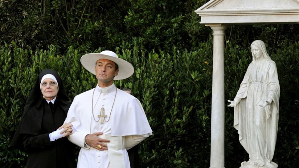 Stiže nova sezona serije ‘The Young Pope’, a Judeu Lawu pridružuje se John Malkovich
