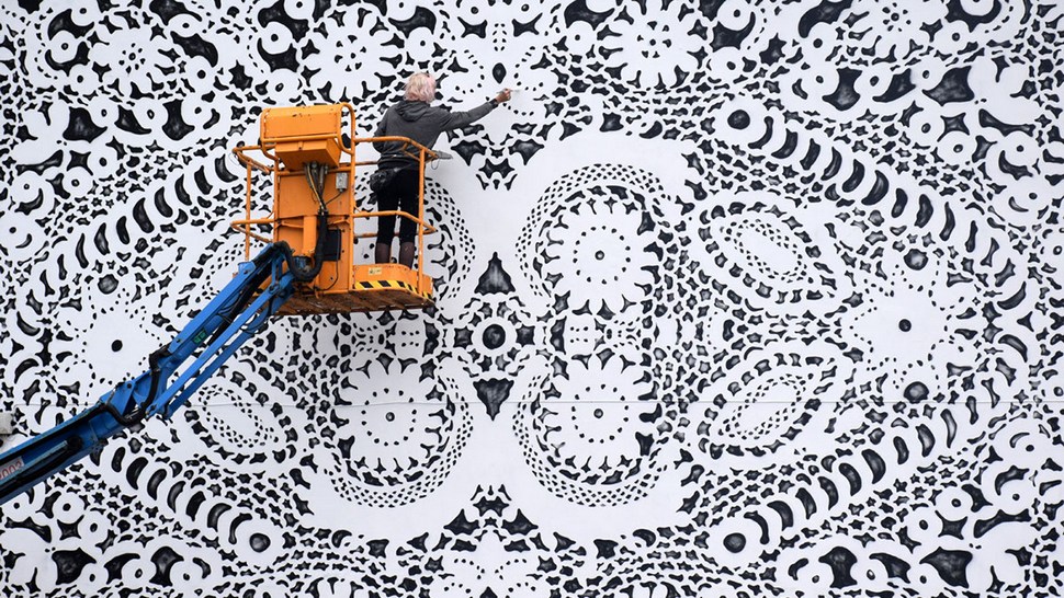 Umjetnica koja kreira prekrasne čipkaste street art radove