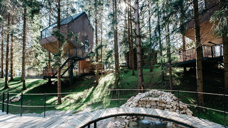 Savršen odmor ovog ljeta je na Plitvičkim jezerima u kućicama na drvetu