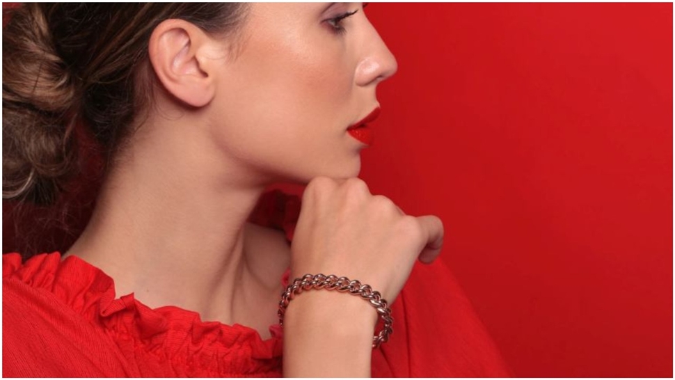 Zaks nakit crvenog sjaja za savršene jesenske modne kombinacije