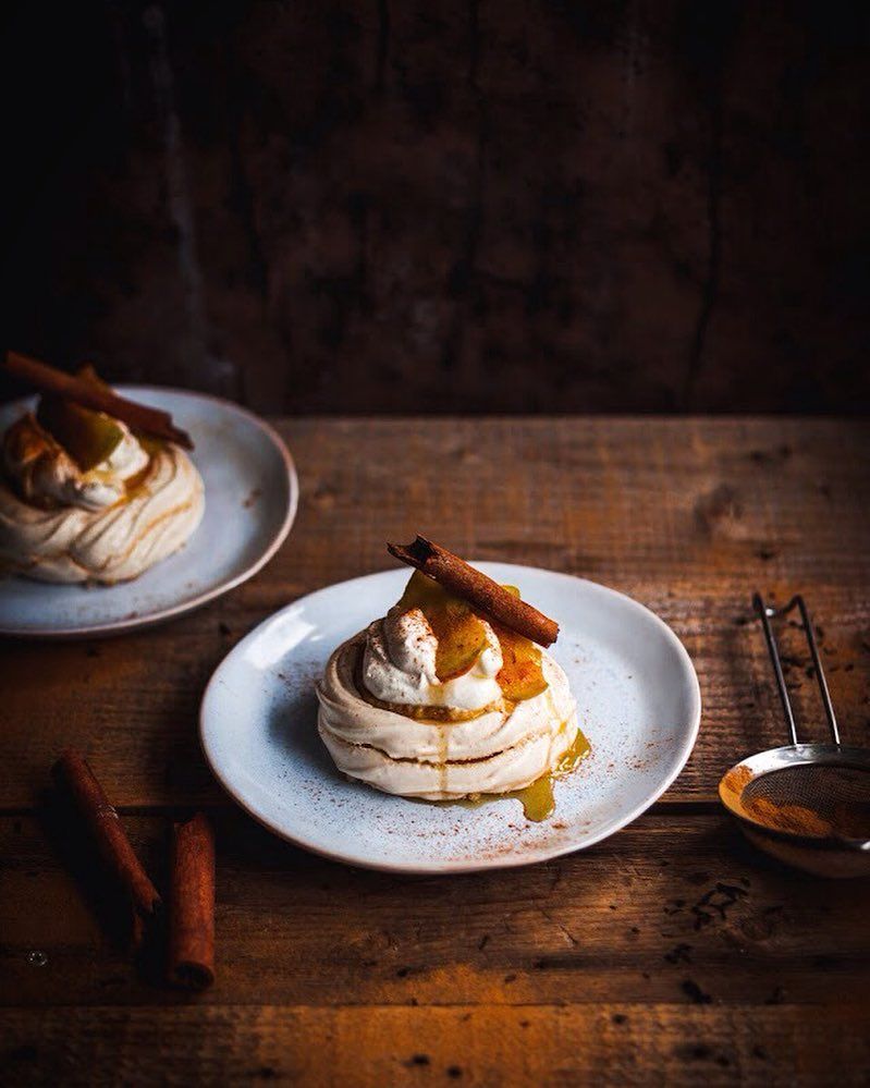 Pavlova torta s karameliziranim jabukama za slatki vikend