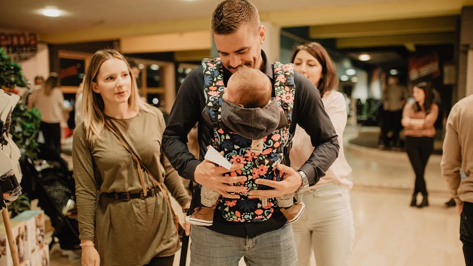 Zašto je nošenje beba super stvar – pogotovo za tate?