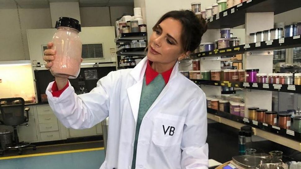 Victoria Beckham dala mali “sneak peek” svoje beauty linije na Instagramu