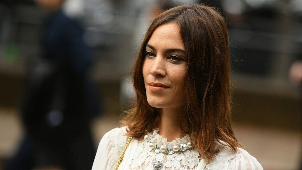 Alexa Chung prava je beauty inspiracija, a otkrila je koje proizvode za kosu koristi